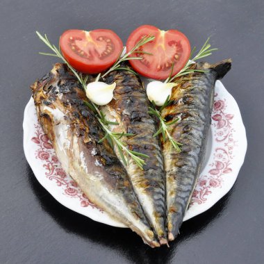 Siyah ahşap zemin Sebze soslu balık.