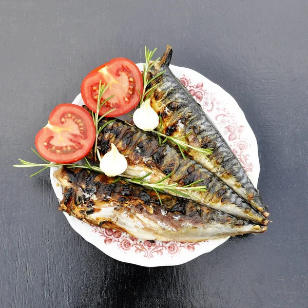 Siyah ahşap zemin Sebze soslu balık.