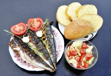 bir apetitic balık ızgara ile bir tabak domates ile servis bir