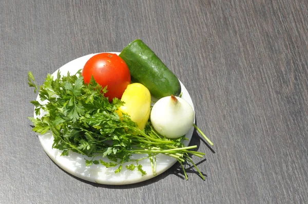 Teller Mit Gemüse Petersilie Tomaten Gurken Zwiebeln Paprika Auf Grauem — Stockfoto
