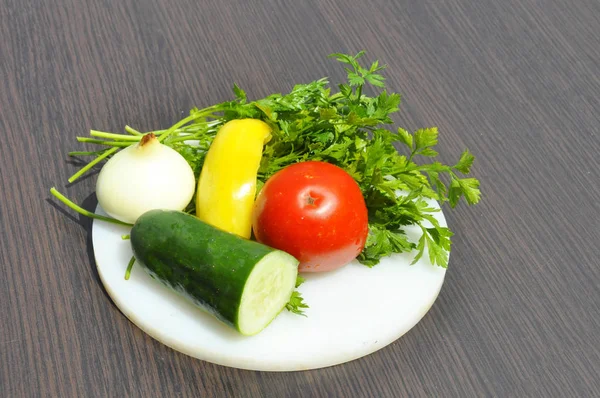 Teller Mit Gemüse Petersilie Tomaten Gurken Zwiebeln Paprika Auf Grauem — Stockfoto