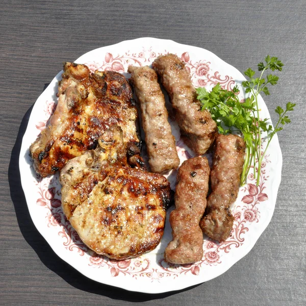 Biff Och Chevation Med Grill Tallrik Med Persilja Grå Bakgrundstabell — Stockfoto