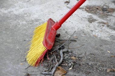 Görüntü kırmızı fırça çöp temizleme.