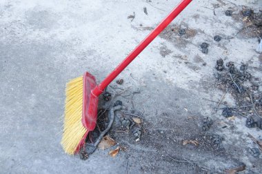 Görüntü kırmızı fırça çöp temizleme.