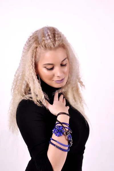 Blond Meisje Met Een Extravagante Blauwe Armband Haar Arm — Stockfoto