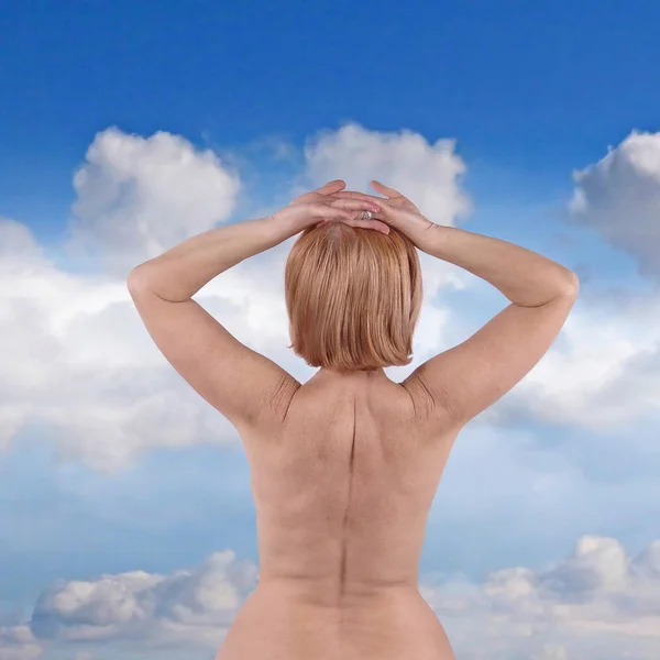 Mujer Desnuda Practicando Yoga Fondo Del Cielo — Foto de Stock