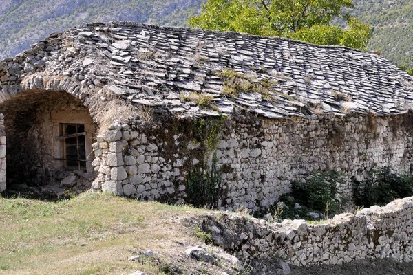 Edifício Pedra Medieval Antigo Com Janela Pendurada — Fotografia de Stock