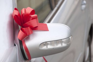 Güzel beyaz düğün araba dekorasyon öğesi yakın çekim