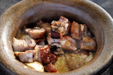 Eski bir demir döküm kazan tariflerde göre pişmiş et