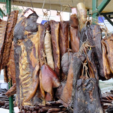 Tedavi et ve sosis satışa açık bit pazarı asmak