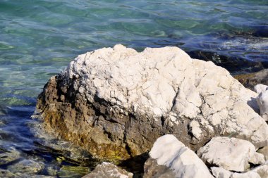 Sakin mavi deniz su turistik büyük kaya