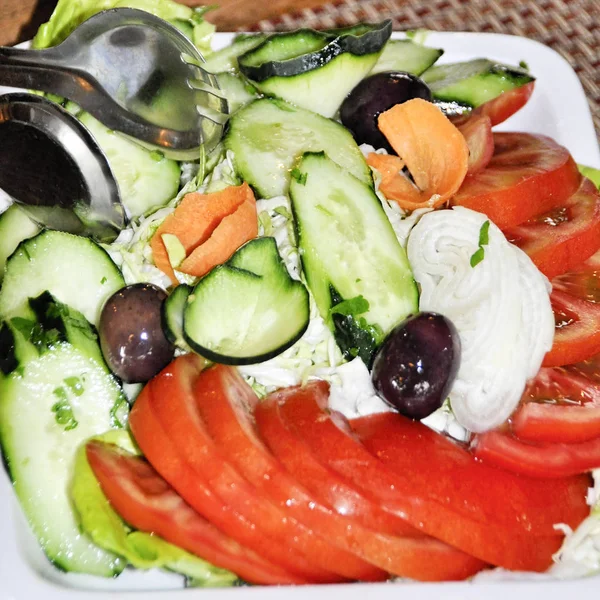 Ensalada Cocida Con Tomates Rodajas Pepinos Aceitunas Plato Blanco — Foto de Stock