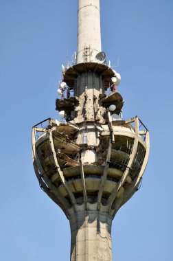 kırık televizyon kulesi gökyüzüne karşı. Sırbistan. Fruska Gora.