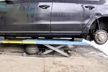 Pnömatik jack tarafından tekerlek yerine kaldırdı araba