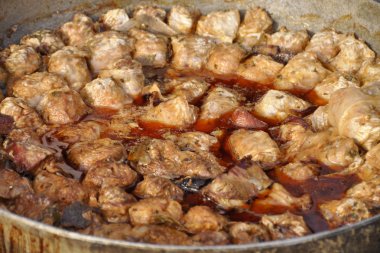 Sıcak, geleneksel lahana hizmet vermeye hazır toprak kap içinde rulo