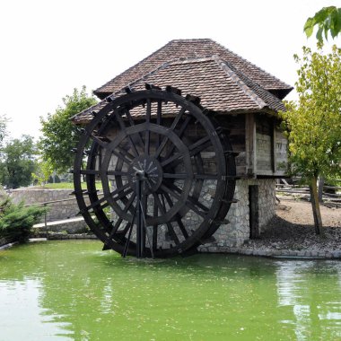 Su çarkı su değirmeni. Vintage makine kullanımda