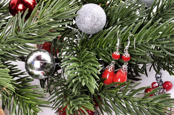 ボールでクリスマス ツリーの枝に赤い石のイヤリング — ストック写真