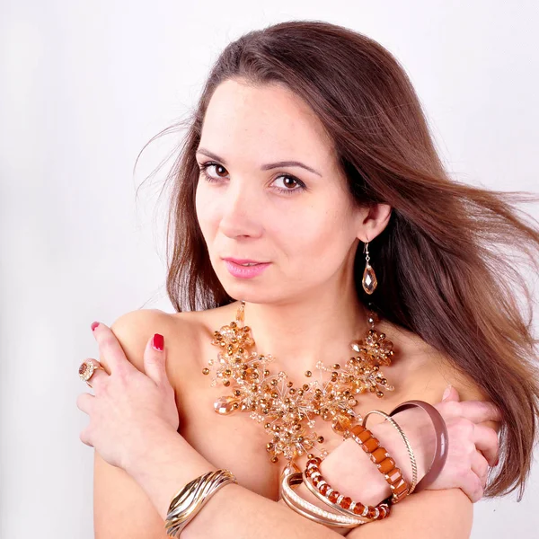 Junge schöne Modefrau mit Schmuck-Accessoires — Stockfoto