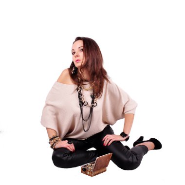 Beyaz adam süs kutusuyla güzel genç kızla