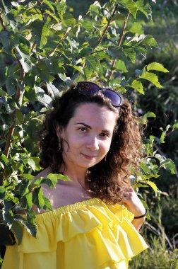 çıplak s ile sarı elbiseli genç mutlu kıvırcık siyah saçlı kız