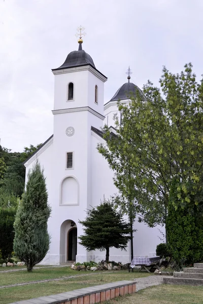 Mosteiro de Fruskogorski Petkovica no parque nacional Fruska Gora, S — Fotografia de Stock