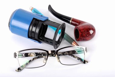 Gözlük, kalem, beyaz arka planda sigara boru.