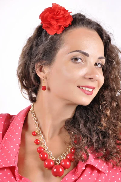 Chica joven con un collar rojo, pulsera, horquilla en un bac blanco —  Fotos de Stock