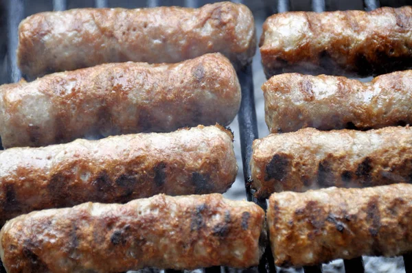 Samla Chevapina grillad utomhus, bakgrund. grillsäsong c — Stockfoto