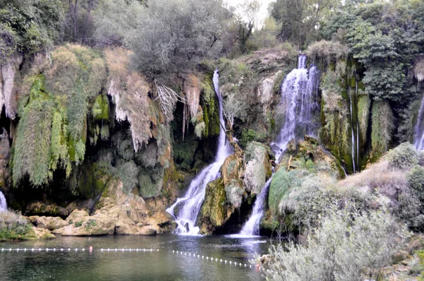 Hermosa cascada de Kravica en Bosnia y Herzegovina - popular Imagen De Stock