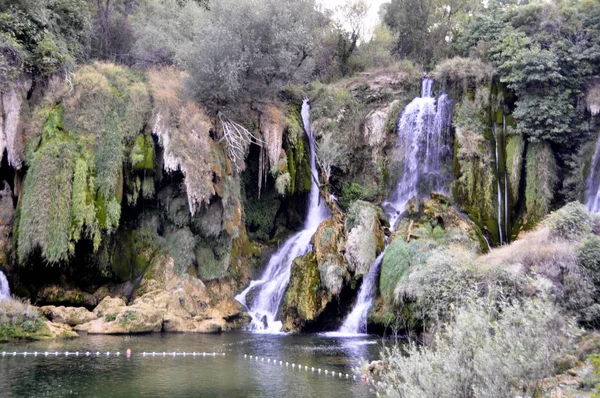 Belle cascade de Kravica en Bosnie-Herzégovine - populaire Image En Vente