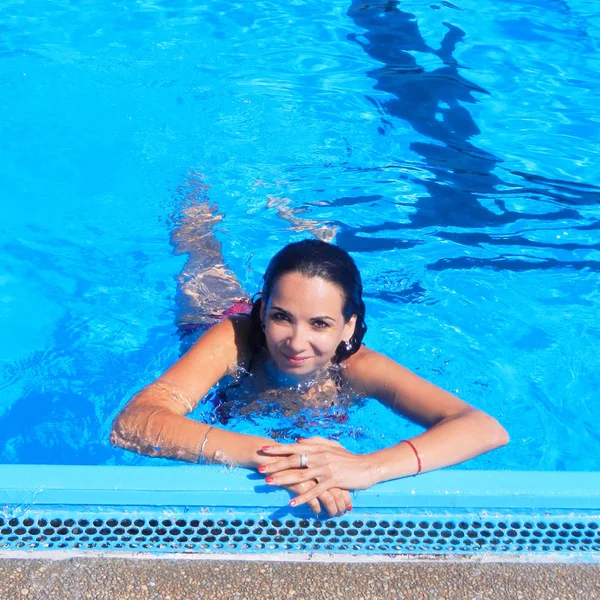 Красива сексуальна жінка розслабляється в басейні води. Дівчина з — Безкоштовне стокове фото