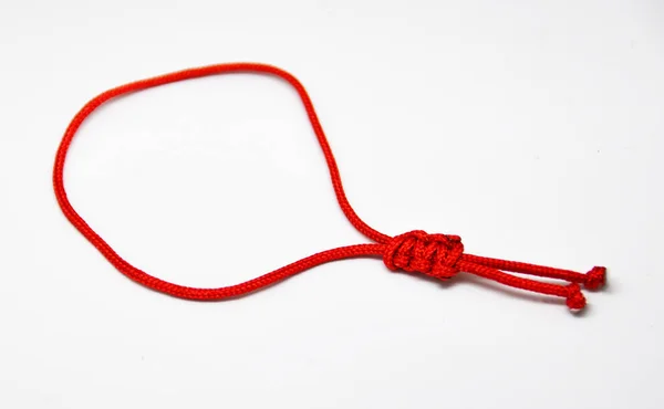 Delicada pulseira decorativa tecida de corda vermelha — Fotografia de Stock