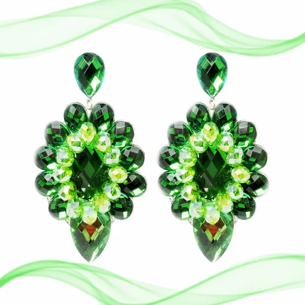 Extravagante große grüne Ohrringe auf weißem Hintergrund mit Dekoration — Stockfoto