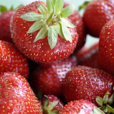 Masada plastik pakette çilek.seçici odak.