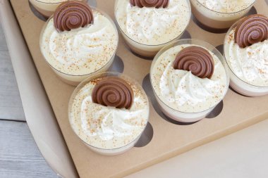 Hediye kutusunda üç katlı çikolatalı pasta. Seçici odak.