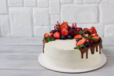 Çikolatalı ganache ve taze meyveli sünger keki..