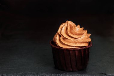 Çikolata kremalı enfes bir doğum günü keki..