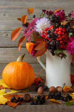       .Balkabağı ve buket çiçeklerle geçen bir sonbahar.