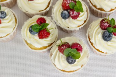 Vanilyalı Kekler ve Taze Böğürtlen. Hafif tatlı..