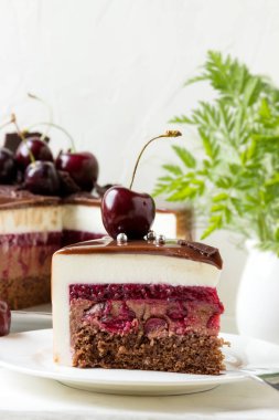 Çikolatalı pasta, beyaz arka planda vişne reçeli. Çocuk oyuncağı..