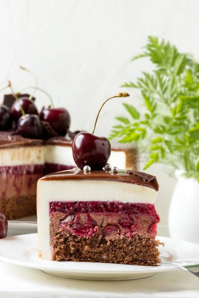 Çikolatalı pasta, beyaz arka planda vişne reçeli. Çocuk oyuncağı..