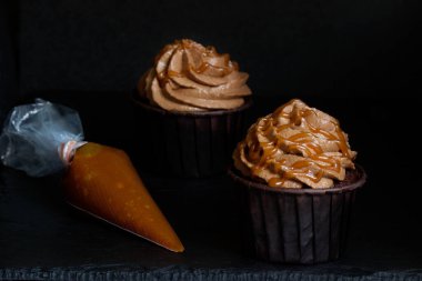 Karamelli ev yapımı çikolatalı kekler..