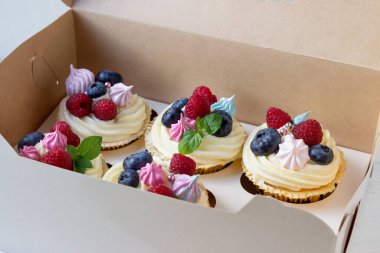 Kutuda kremalı, taze ahududu ve yaban mersinli lezzetli kekler..