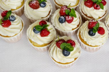 Taze çilekli Vanilya Kekleri: çilek, ahududu, yabanmersini. Hafif tatlı..