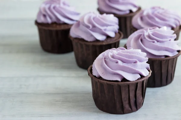Deliciosos Cupcakes Con Crema Lila — Foto de Stock