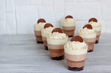 Bardaktaki lezzetli çikolatalı çörekler. Tatlı Üç Çikolata, seçici odaklanma.