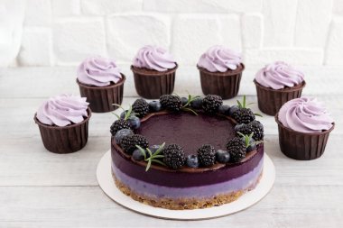 Böğürtlenli ve yabanmersinli çiğ vejetaryen pastası. Böğürtlenli ve biberiyeli leylak kremalı enfes kekler. Şeker, süt ürünü ve glütensiz tatlı..