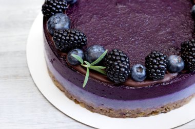 Böğürtlenli ve yabanmersinli çiğ vejetaryen pastası. Şeker, süt ürünleri ve glütensiz tatlı. Sağlıklı vejetaryen gıda kavramı.