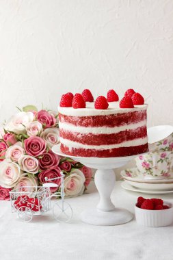 Ahududulu kırmızı pasta, beyaz krema ve kırmızı jöle. Doğum günü pastası .