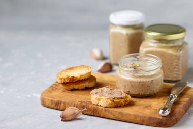 Ev yapımı tavuk ciğerli sandviçler kesim tahtasına konur..